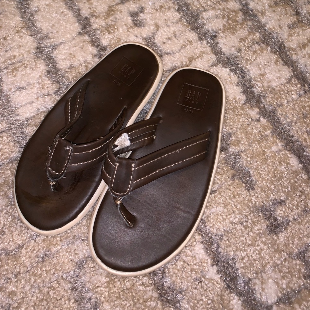 Boys leather GAP flip flops